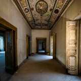 Piena di simboli arcani e rimandi alla cultura esoterica e massonica � invece la decorazione posta nella sala che un tempo fungeva da cappella privata